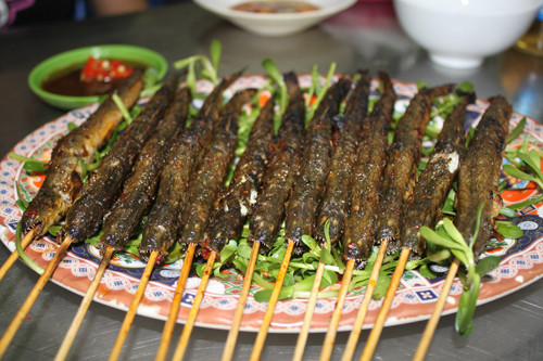 Cá thòi lòi được chế biến đủ món từ nướng muối ớt đến nấu canh chua, kho tộ hay làm lẩu đều ngon. Thịt dai, thơm ngọt, ít xương và trắng. Nhưng ngon nhất và đơn giản nhất vẫn là cá thòi lòi xiên que nướng muối tiêu. Nhậu món này vừa đã vừa ngon, vừa giữ được hương vị của cá, ăn mãi không thấy chán. Ảnh: giaitriviet24h