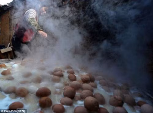 Nhiều chuyên gia y tế Trung Quốc bày tỏ lo ngại về vấn đề vệ sinh trong việc dùng nước tiểu để luộc trứng nhưng dù thế nào đi nữa, món ăn truyền thống này cũng là một phần trong di sản ẩm thực độc đáo của Trung Hoa. Ảnh: Vietnamnet