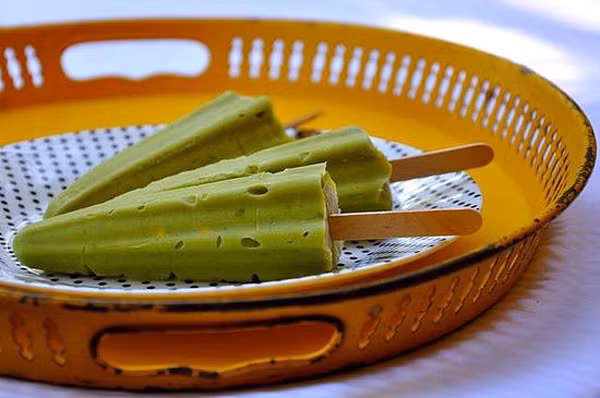  Kem bơ dừa. Không đứa trẻ nào từ chối những món kem. Món này rất dễ làm nếu như các mẹ có khuôn làm kem. Xay nhuyễn trái bơ, trộn cùng sữa và lạc rang hay hạt hạnh nhân xay vỡ là bé đã có một món kem vừa béo vừa bùi vừa thơm rồi. 