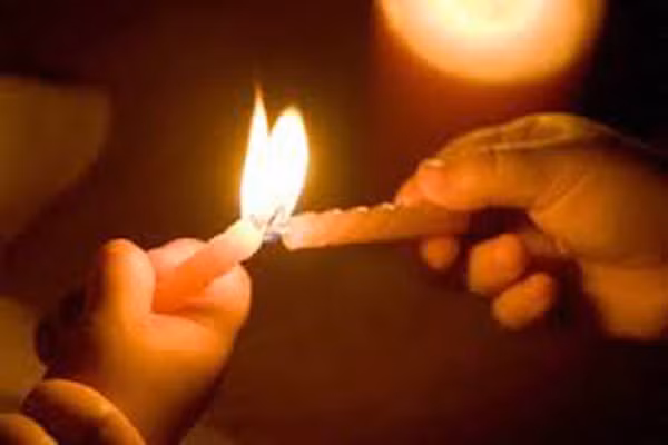 Ngày Tết trẻ có thể bị bỏng điện, bỏng nước chỉ vì môt phút sơ sẩy, lơ là của người lớn. Những vật dụng trang trí nhà cửa ngày tết như đèn nhấp nháy luôn rất hấp dẫn trẻ. Vì thích, tò mò nên trẻ luôn tìm, với nghịch chúng, nếu chẳng may dây điện hở sẽ rất dễ xảy ra tai nạn.