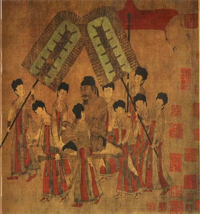  Trang phục. Theo tài liệu lịch sử, nữ nhân đời Đường vẫn đề cao những bộ xiêm y có tính lịch sự, kín đáo và nền nã. Một bộ váy của họ chia thành 3 lớp: váy, áo và khăn choàng ngoài. Chiếc váy có thắt lưng trên eo và ống tay áo hẹp như để tôn lên hình thể tròn trịa yêu thích bấy giờ. 