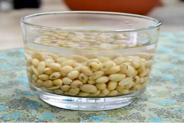 Ngâm nước sẽ giúp thúc đẩy các chất dinh dưỡng, đặc biệt là vitamin nhóm B giúp trẻ dễ hấp thu các chất dinh dưỡng trong hạt đậu hơn. Nên ngâm hạt đậu nành ít nhất là 7 giờ trong nước. Tốt nhất là 12 đến 24 giờ. Nếu dùng bột đậu nành chưa qua ngâm trẻ dễ bị táo bón, đầy hơi khó tiêu và có thể nổi mẩn ngứa.