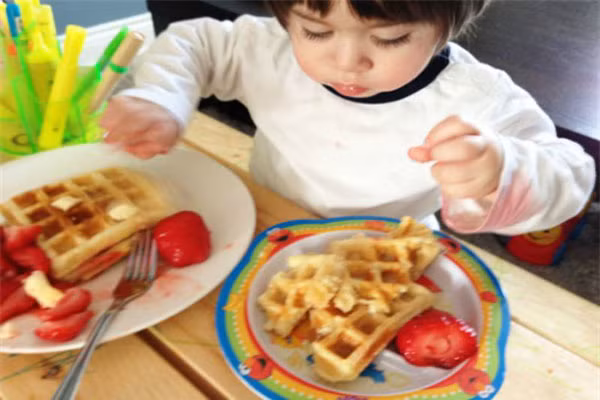 Một số thực phẩm trong khẩu phần hằng ngày có thể không phù hợp với nhu cầu cơ thể của trẻ nhỏ. Thay vào đó, mẹ hãy chọn những thực phẩm thay thế khác để tăng hiệu quả tối ưu cho sức khỏe của bé.