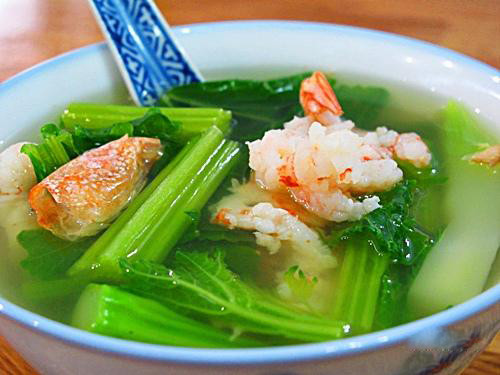  Tôm và cải bó xôi. Cải bó xôi là loại rau có nhiều axit phytic liê kết với canxi trong tôm để tạo thành muối. Kết quả là canxi không những không được hấp thụ mà còn bị đẩy hết ra ngoài cơ thể theo đường tiểu. Do vậy, nếu mẹ đã mua tôm, cua hay các loại hải sản cho con ăn thì mâm cơm hôm đó nên tránh cải bó xôi. Nếu không sẽ chỉ là phí hoài chất dinh dưỡng. 