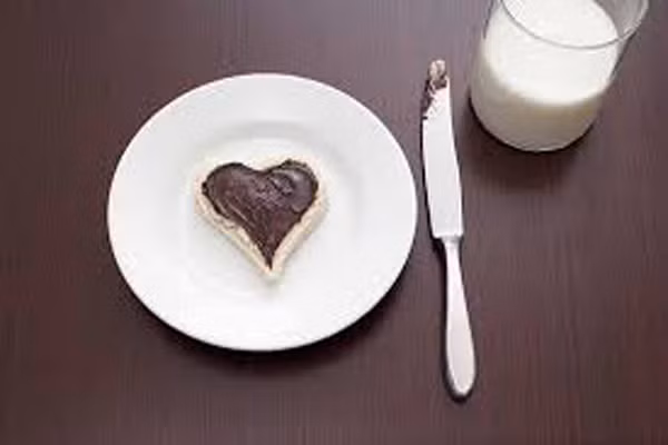  Sô cô la và sữa. Khi cho trẻ ăn cùng hai loại này với nhau, axit oxalate trong sô cô la sẽ kết hợp với canxi trong sữa tạo thành canxi oxalate không tan trong nước. Trẻ ăn phải có thể bị tiêu chảy hoặc làm kìm hãm sự phát triển chiều cao. 