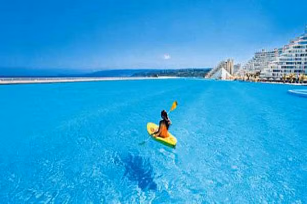  Bạn có thể bơi trong nước bọt của chính mình. Trong suốt cuộc đời, một người trung bình tiết ra 25.000 lít nước bọt đủ để lấp đầu 2 hồ bơi lớn. 