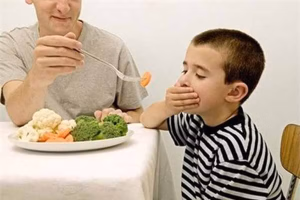  Ngoài chế độ ăn uống, cha mẹ có con tự kỷ cũng nên để ý những thực phẩm chúng ghét. Trẻ tự kỷ dễ nổi khùng nếu không vừa ý, vậy nên mẹ hãy chọn thực phẩm con ghét nhiều gấp đôi trong những bữa đầu để con quen với thực phẩm lạ sau đó mới tăng dần và điều hòa chế độ ăn dành riêng cho trẻ tự kỷ. 