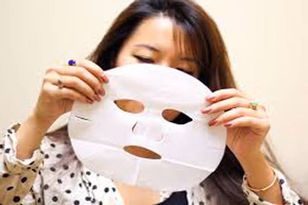  5. Hãy cẩn thận khi dùng. Hầu hết những chiếc mặt nạ tiện lợi này đo gần đúng kích thước khuôn mặt để có thể phủ hết các góc của khuôn mặt, nhưng không phải tất cả khuôn mặt có cùng kích thước hoặc thậm chí có hình dạng giống nhau. 