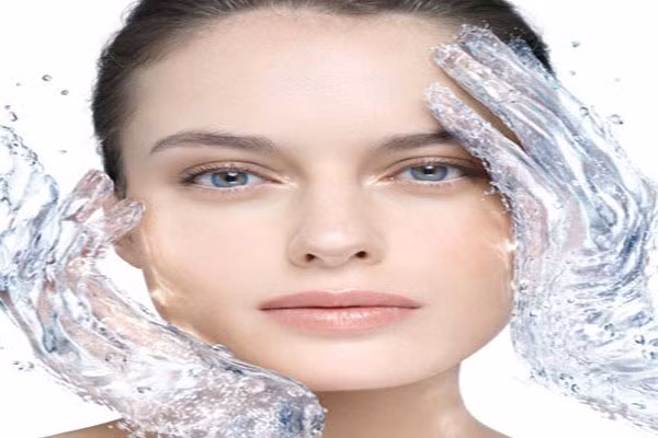  6. Chúng là loại siêu sạch. Tấm mặt nạ đã trở thành một sản phẩm được sử dụng nhiều khi nhiều người đi máy bay, vì chúng có thể mang theo người hết sức dễ dàng. Không giống như mặt nạ truyền thống yêu cầu bạn phải rửa tay sau khi sử dụng, bạn chỉ có thể sử dụng các mặt nạ miếng xong rồi vứt đi. Sau khi bạn bỏ các miếng ra, thậm chí bạn có thể sử dụng thêm huyết thanh lên da mặt như kem dưỡng ẩm mỗi ngày.