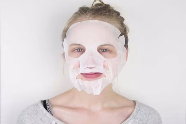  Để phủ nó lên mặt mà không dây nước vào mắt hay mũi, hãy để mặt nạ lên da mặt từ trán, đặt thẳng hang với hai mắt, do đó bạn sẽ mặt nạ của bạn sẽ không bị phồng hay nhăn. Vỗ nhẹ mặt nạ trên má, di chuyển xuống phía cằm. Bởi vì các mặt nạ loại này rất trơn, tốt nhất là nằm xuống trong khi để mặt nạ trên da mặt. 