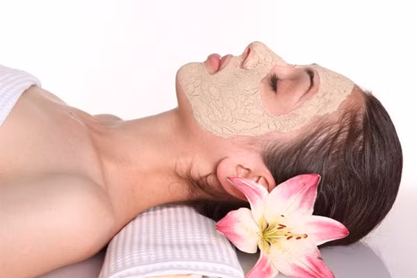  Tuy nhiên, hầu hết được chứa đầy các vitamin, acid amin và khoáng chất, do đó, chúng mang lại những lợi ích riêng. Chúng cũng sẽ không hút nhờn nhiều như một chiếc mặt nạ đất sét. Vậy nên, tốt nhất chỉ dùng khi bạn quá lười, mặt nạ tự nhiên vẫn nên được dùng đều đặn. 