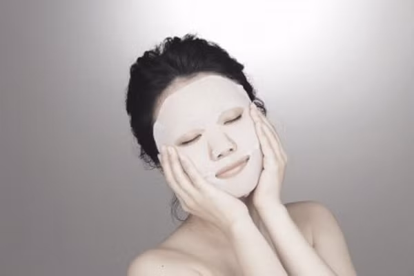  2. Chúng không thay thế được serum dưỡng da. Mặt nạ miếng tuy được bán rộng rãi ở các cửa hàng mỹ phẩm, dược phẩm nhưng nó cũng có giá thành tương đối cao. Do vậy, bạn chỉ nên dùng vào những dịp quan trọng hay bất tiện không làm được mặt nạ tự nhiên. 