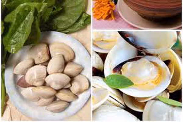  Cháo ngao mồng tơi. Mồng tơi thường được mẹ nấu cùng cua, thế nhưng có thể mùi vị của cua dễ khiến trẻ khó ăn, mẹ nên thay bằng ngao. Món cháo dinh dưỡng được chế biến từ ngao nấu với rau mồng tơi rất đơn giản, dễ làm nhưng rất giàu kẽm và rất hiệu quả với các bé bị táo bón. 