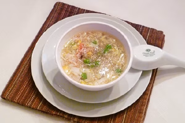  Súp ghẹ. Với món ăn súp ghẹ con sẽ được thay đổi khẩu vị khi hàng ngày phải ăn cơm nhiều khi cứng quá con thấy khó nuốt và không ngon miệng. Món ăn này chứa nhiều chất dinh dưỡng. Trong ghẹ có nhiều canxi và ghẹ có vị ngọt rất ngon, nấm có nhiều vitamin D sẽ bổ sung thêm đủ chất cho con. 