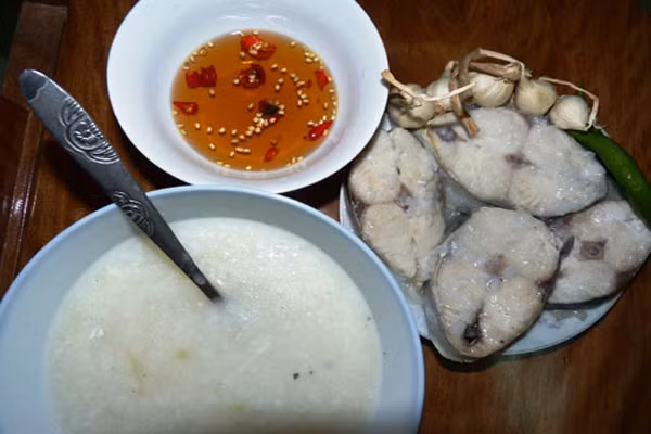  Cá thu. Trong nhiều món cá cho bé ăn dặm thì cháo cá thu được mẹ tin chọn nhiều nhất. Do cá thu rất dễ chế biến và là loại dưỡng chất tốt cho não bộ của trẻ lại có thể đẩy lùi được bệnh tim mạch. 