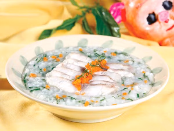  Cá thu có thể nấu cùng suông hoặc cùng rau muống, hành, mùi. Chỉ cần mẹ lưu ý, đến khi cháo chín tới thì mới bỏ cá thu đã ướp một chút gia vị vào thì sẽ giữ được nguyên dinh dưỡng trong cá thu. 