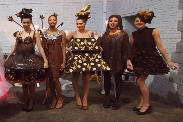 Hoặc với một cô nàng tín đồ thời trang thì một bộ váy như thế này sẽ làm nàng ngất lịm vì sung sướng.