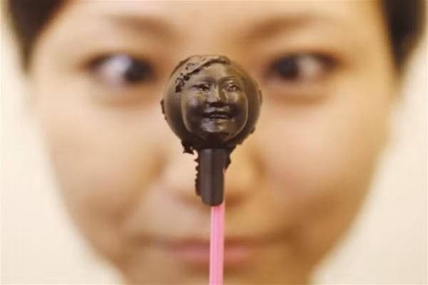 Một công ty ở Nhật Bản đã cho ra một sản phẩm quà tặng tình nhân xuất phát từ nhu cầu khá chính đáng này. Họ cung cấp cho khách hàng những viên kẹo socola được đúc từ chính khuôn mặt của họ. Còn gì vui hơn khi đối phương nhận được chính bạn trong ngày này.