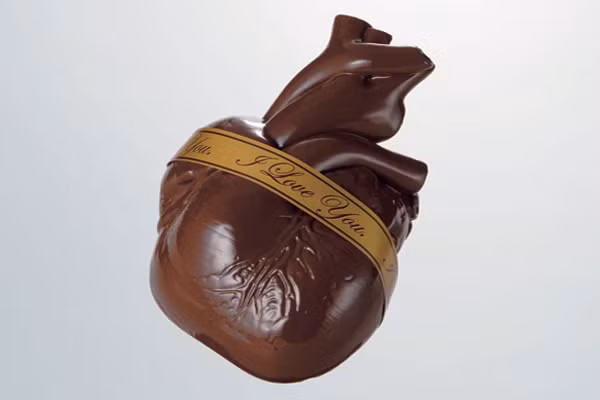  Socola hình quả tim. Những ai muốn thể hiện thành ý tình yêu thì có thể chọn lựa sô cô la mô phỏng quả tim trong lồng ngực. Có cô nàng nào chối từ được món quà độc đáo chân thành này.