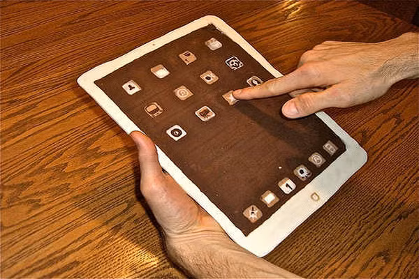 Máy tính bảng socola. Thời đại công nghệ thông tin, tặng người yêu điện thoại hay Ipad cũng rất hợp thời trang, nhất là người ấy thuộc dân công nghệ. Đối phương sẽ rất cảm kích tấm lòng của bạn đấy.