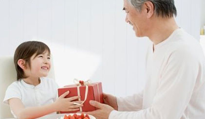 Sau một thời gian, nếu thấy trẻ làm tốt, nên khuyến khích trẻ bằng một phần thưởng nho nhỏ như một món đồ chơi mới, một quyển truyện tranh hay,… Việc hình thành thói quen ít ăn ngọt cho trẻ là một việc rất có lợi không chỉ trong những ngày Tết mà còn trong cả quãng đời sau này của trẻ.