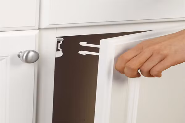 Để bánh kẹo xa tầm tay con. Luôn không để kẹo ở khắp nơi trong nhà dù là vào những ngày Tết. Càng không nên nuông chiều con bằng cách để nước ngọt, nước trái cây, lọ bánh kẹo trong phòng của bé.