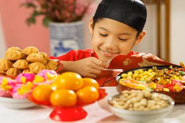 Ngày Tết, trẻ thường bị những chiếc kẹo ngọt lịm đầy màu sắc cuốn hút, hoặc những ngày này cha mẹ thường lơ là dinh dưỡng của con. Điều này ảnh hưởng đến sức khỏe của bé như táo bón, tiêu chảy, không đủ dinh dưỡng.