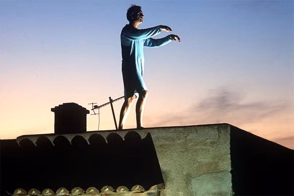 Hầu hết các cơn đau tim xảy ra vào sáng sớm sau khi REM xảy ra. Khi bạn đi vào giấc ngủ REM, hơi thở sẽ gấp hơn, không thường xuyên và nông, mắt cũng sẽ giật nhanh và cơ bắp tạm thời tê liệt và mất cảm giác. Nếu như bạn không có một giấc ngủ REM êm đềm mà là những ác mộng thì đó là do thể chất gây ra.