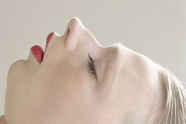 Những người bị Parkinson, thoái hóa và rối loạn thần kinh mất khả năng duy trì tình trạng tê liệt trong giấc ngủ REM. Điều này cho phép chúng phải hoạt động thoát ra khỏi giấc mơ của họ gây nên những cơn ác mộng dữ dội trên.