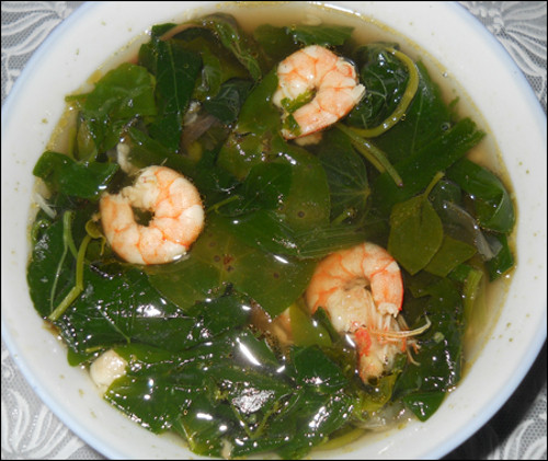 Ngoài ra, rau rừng tươi sống kèm với hải sản cuộn trong lớp bánh tráng lụa chấm mắm nêm lại trở thành gia vị đặc biệt. Rau rừng còn được dùng để nấu canh với tôm hay thịt băm nhuyễn cũng rất hấp dẫn và lạ miệng. Ảnh: hoianworldheritage
