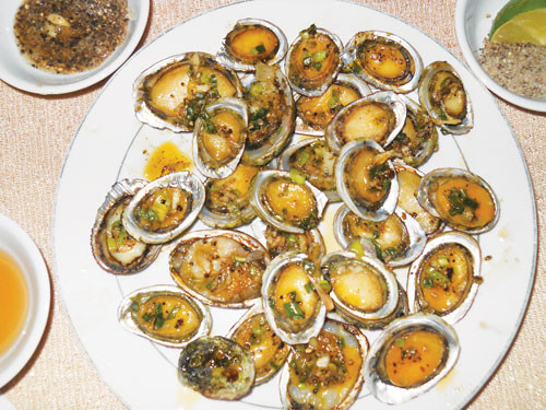 Bào ngư nướng thưởng thức cùng nước sốt gừng, tỏi, mắm, tiêu, đường là món ăn yêu thích của người sành ăn. Ngoài ra, bào ngư xào nấm, hay bào ngư hầm gà cũng rất ngon và bổ dưỡng. Ảnh: culaocham