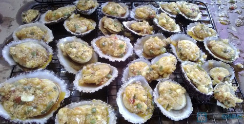 Bào ngư là một loại ốc rất hiếm. Để giữ được các vị thuốc có giá trị dinh dưỡng, bào ngư chỉ cần rửa sạch đất cát rồi đem vào nấu. Bào ngư luộc chấm muối tiêu chanh, có vị béo ngọt, lạ miệng. Ảnh: phuloctravel