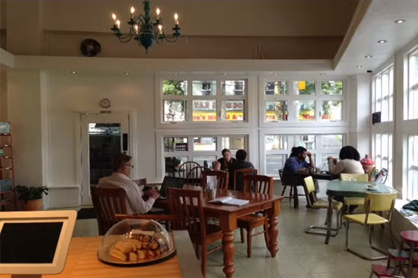 Seattle, Mỹ. Ở thành phố này, bạn sẽ tìm thấy được những cửa hàng cà phê bình dân, sang trọng đều thưởng thức được những cốc cà phê đậm đà nhất. Seattle còn được gọi là thủ đô cà phê của Mỹ vì dân chúng ở đây ghiền cà phê và Stabucks - hãng cà phê nổi tiếng thế giới ra đời ở đây 25 năm trước. Nếu ghé nơi này, hãy đến quán Caffé Vita, Victrola Coffee, Tin Umbrella Coffee