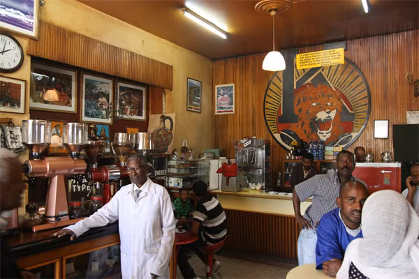 Addis Abada, Ethiopia. Được xem là cội nguồn của cà phê và là một trong những nhà sản xuất cà phê hàng đầu thế giới hiện nay. Vì vậy, không có gì ngạc nhiên khi cà phê là một phần quan trọng trong nền văn hóa của Ethiopia. Bạn sẽ được tận hưởng cà phê rang xay thơm lừng được ủ trong nồi đất trước khi ra sản phẩm cuối cùng.