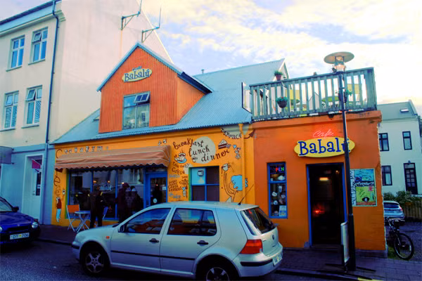 Reykjavik, Iceland. Tuy trong vài thập kỉ gần đây, người Iceland đã dần chuyển sự quan tâm của họ sang bia, nhưng tại Reykjavik, chúng ta vẫn có thể tìm thấy những quán cà phê tuyệt vời, nơi sử dụng cà phê được rang xay từ những cửa hàng nhỏ, chuyên về cà phê. Stofan cafe, café paris, café babanu chính là những quán như vậy.