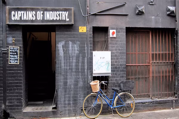 Melbourne, Australia. Melbourne là thành phố xinh đẹp được tô điểm và tỏa sáng bởi một nền ẩm thực hết sức đặc sắc và nổi tiếng. Những người Melbourne yêu cà phê đến mức hàng năm họ tổ chức một hội chợ cà phê cho riêng mình và mỗi người đều có thể bày bán loại cà phê do riêng mình pha. Điều độc đáo nữa ở Melbourne là kiểu thành phố được chia thành nhiều làng, và mỗi nơi có một cách thưởng thức cà phê riêng. Món được ưa thích nhất ở Melbourne chính là latte với sữa.