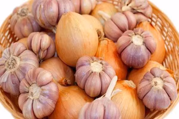 8. Tỏi. Mặc dù để lại chứng hôi miệng sau khi ăn, song các nghiên cứu cho thấy tỏi có thể giúp giảm huyết áp và kiểm soát cholesterol. Hơn nữa, hợp chất allicin trong nó có tác dụng chống vi khuẩn, tỏi còn được chứng minh là làm giảm chất béo không lành mạnh và thích hợp cho những cô nàng muốn giảm cân.