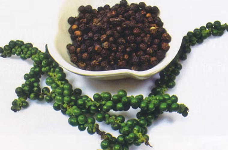 3. Hạt tiêu đen. Tuy được dùng ít hơn ớt nhưng nó lại có nhiều lợi ích sức khỏe ít được biết đến. Các nghiên cứu cho thấy, tiêu đen có thể giúp để giúp hòa tan lipid (chất béo) và giảm các triệu chứng ợ nóng, khó tiêu, khí hư.
