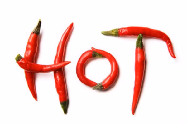 1. Ớt cay. Nổi tiếng là gia vị cay nóng. Capsaicin, hoạt chất trong ớt cayenne, làm tăng nhiệt độ tổng thể của cơ thể, do đó làm tăng tốc độ chuyển hóa chất béo và carbohydrates. Nghiên cứu sâu hơn còn cho thấy rằng ớt cay thúc đẩy sản xuất hoocmon epinephrine và norepinephrine song song, có thể làm giảm sự thèm ăn. 