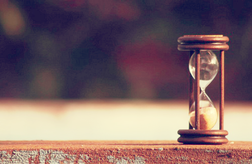 Trao đổi chất là quá trình cơ thể bạn chuyển hóa những gì bạn ăn hoặc uống thành năng lượng. Trong quá trình sinh hóa vô cùng phức tạp này, calo bên trong thức ăn và thức uống được kết hợp với oxi để giải phóng năng lượng cơ thể bạn cần để hoạt động. Kể cả khi cơ thể bạn đang nghỉ ngơi, nó cũng cần năng lượng cho những chức năng “ẩn” như hô hấp, tuần hoàn máu, điều chỉnh lượng hooc-môn hay nuôi dưỡng và tái tạo tế bào.