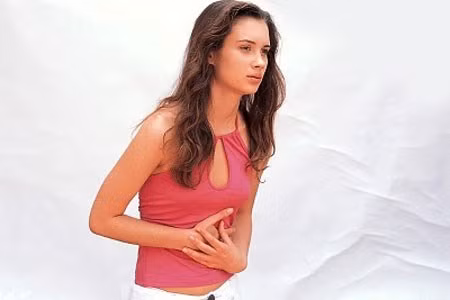 Ruột. Bắt đầu suy giảm vào năm 55 tuổi. Một bộ ruột khỏe mạnh là có sự cân bằng tốt giữa vi khuẩn có hại và vi khuẩn có ích. Song, lượng vi khuẩn này sẽ giảm đáng kể sau 55 tuổi, đặc biệt là ruột già. Khi bạn thấy thường xuyên táo bón, nghĩa là bạn đang già đi do dòng chảy của dịch tiêu hóa trong dạ dày, gan, tuyến tụy và ruột non chậm lại.