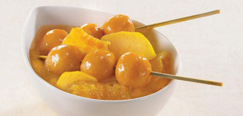 Cá viên cà ri. Có thể tìm thấy cá viên cà ri ở hầu hết mọi quán ăn vỉa hè ở Hong Kong. Món này không dễ ăn lắm, vì cà ri có vị cay nồng, trong khi cá thì lại khá mềm.