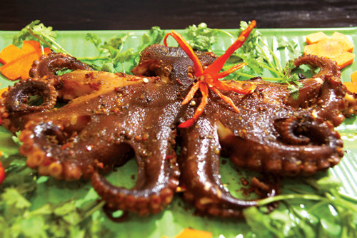 Bạch tuộc chiên. Hong Kong là cảng biển nên các món ăn được làm từ hải sản đều rất tươi. Bạch tuộc tươi không ướp gia vị, không tẩm bột được chiên trong dầu nóng, sau đó vớt ra và quết thêm nước sốt lên trên. Chỉ vài bước đơn giản nhưng món ăn này luôn níu chân người đi đường.