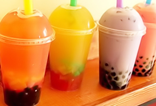 Trà sữa. Trà sữa ở Hong Kong ngon không kém gì trà sữa ở Đài Loan. Vị trà sữa Hong Kong không quá béo, vừa uống, lại thơm và không ngán. Hầu như nhà hàng nào ở Hong Kong cũng bán đồ uống phổ biến này.