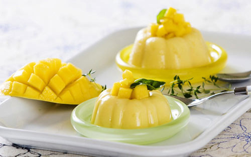 Pudding xoài. Cốc pudding xoài vàng luôn cuốn hút các bạn trẻ. Kèm theo một chút xoài tươi, pudding xoài là lựa chọn hoàn hảo để “giải ngấy” sau những món đầy dầu mỡ.
