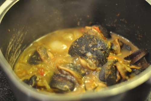 Ốc bươu sốt cà ri. Món này dành cho những người thích ăn cay và mùi vị đậm vì mùi và ri rất nồng lại nhiều ớt. Tô ốc bươu sốt cà ri thường có rất nhiều nước, nóng hổi, bạn vừa ăn, vừa húp nước sốt vào những ngày lạnh thì rất tuyệt vời.