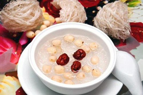 Súp Yen Kee. Món tráng miệng Yen Kee có nhiều vị cho bạn lựa chọn, như vừng đen, bạch quả, quả óc chó hay đậu đỏ. Nước súp đặc vừa phải, mỗi loại cho hương vị riêng theo công thức bí truyền được giữ kín trong hơn một thế kỷ quả.