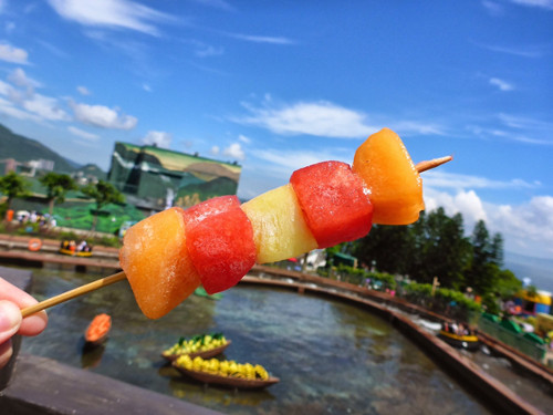  Xiên kem trái cây tươi. Dưa hấu, dứa, đu đủ, dưa gang... được xiên trên một chiếc que, để trong tủ đá cho đông lại thành kem. Trông không khác gì một xiên trái cây bình thường, nhưng món ăn này lại thu hút các bạn trẻ và trẻ em.