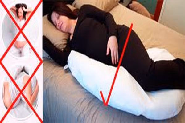 Song, tư thế nghiêng này lại rất thích hợp cho phụ nữ đang mang thai bởi máu sẽ lưu thông được dễ dàng và thai nhi thoải mái. Nếu người bị đau khớp chân thì nên chèn một chiếc ngối mềm giữa hai chân sẽ làm giảm cơn đau và tê cơ bắp khi đi vào giấc ngủ say.