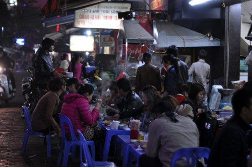 Quán Cây Si - Tống Duy Tân. Gà tần ở đây thịt mềm, không cần phải dùng tay để gặm, nước ngọt. Đến đây thực khách có thể ngồi ngoài trời hoặc điều hòa. Nhân viên phục vụ nhanh, tốt nhưng giá khá đắt 80k/bát. Ảnh: megafun